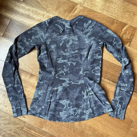 Lululemon Runderful Long Sleeve, size 8, gray camouflage - Picture 3 of 3